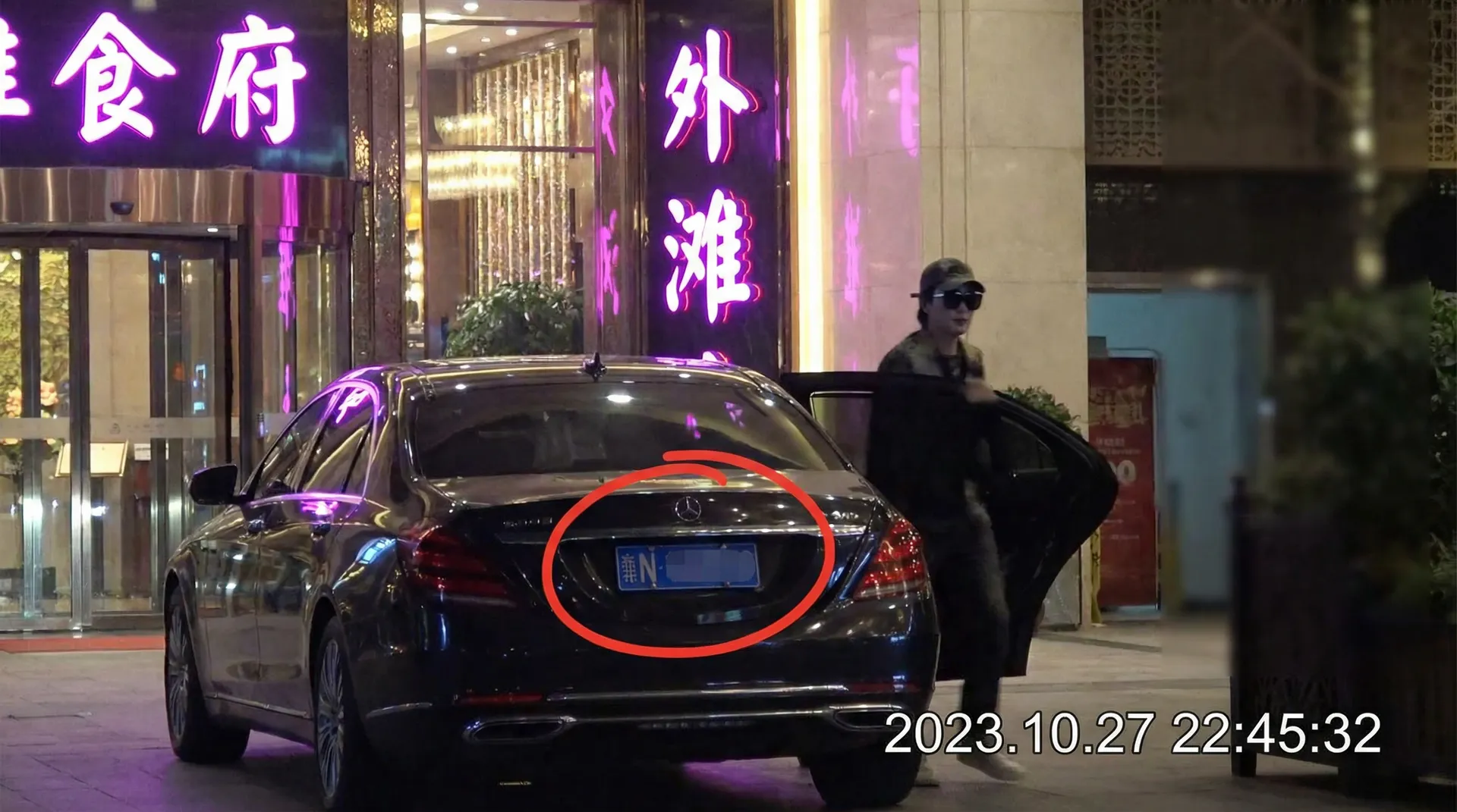 俄罗斯专享会平台 - 豪车餐厅外被拍